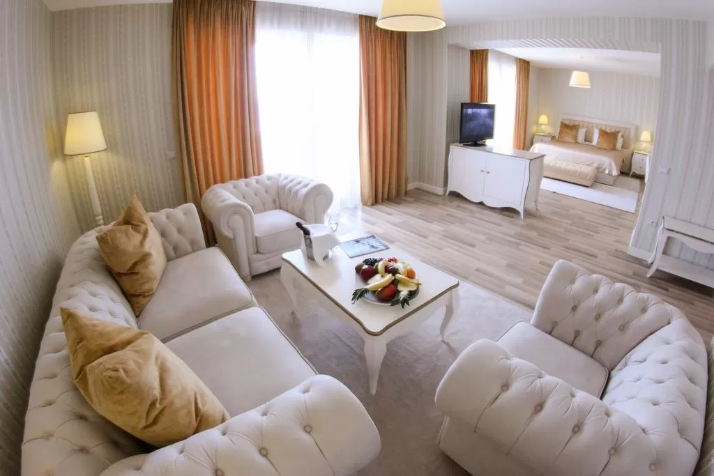 10 SUITE.jpg 10 SUITE.jpg